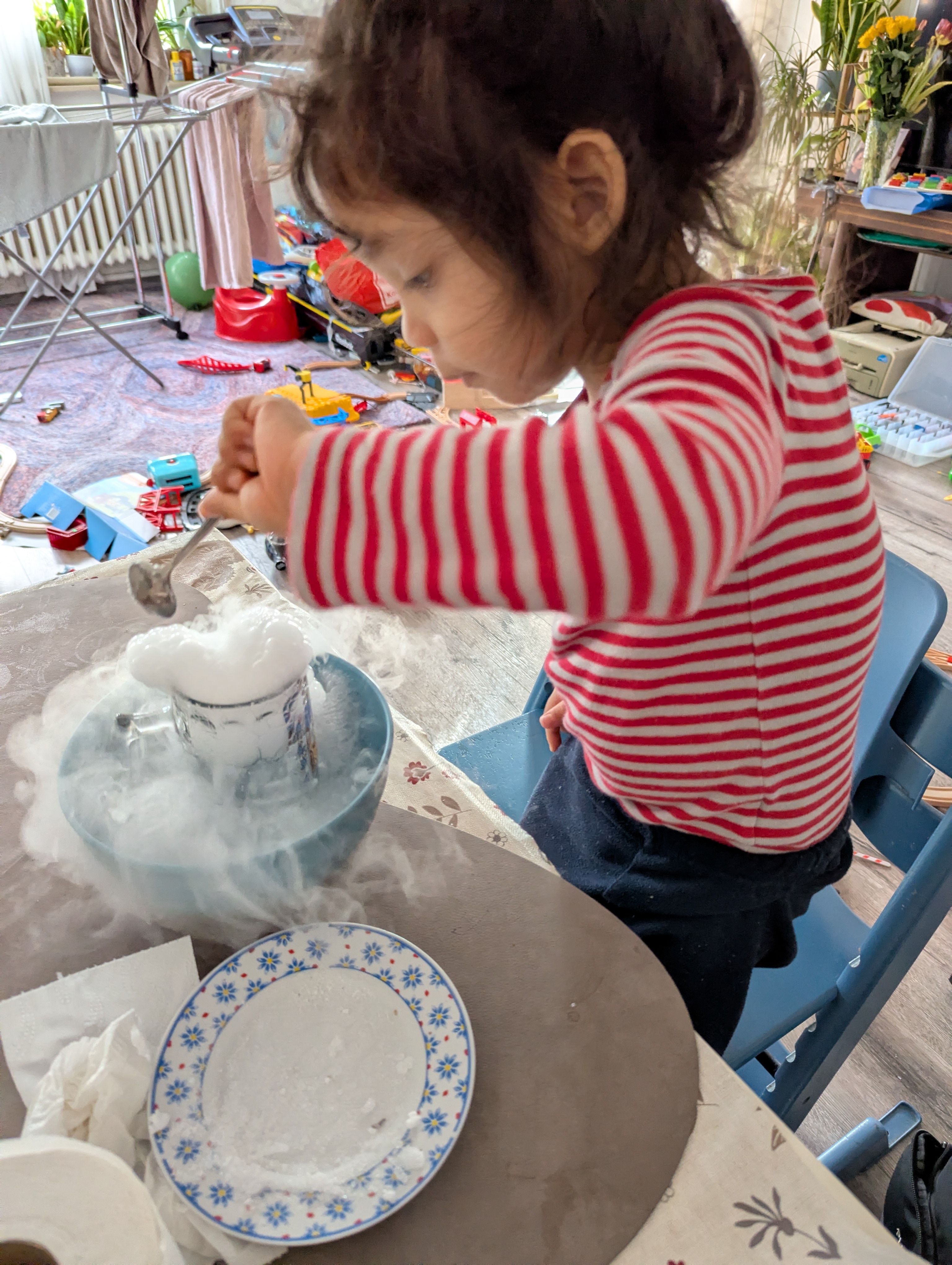 Auch die Jüngsten experimentieren mit Trockeneis